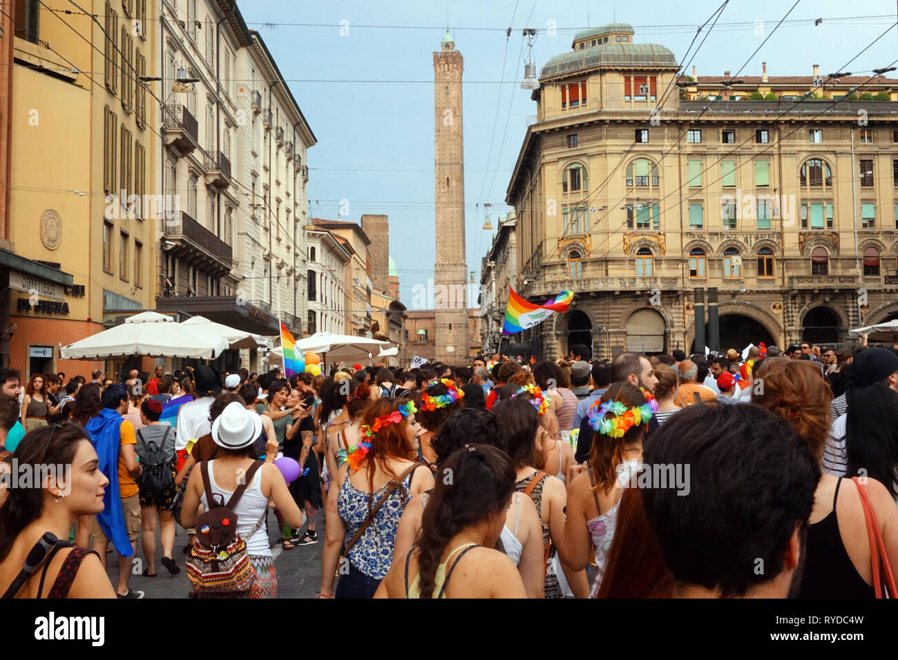 La Gay Pride tape est d'atteindre le cœur du centre-ville de Bologne. Banque D'Images