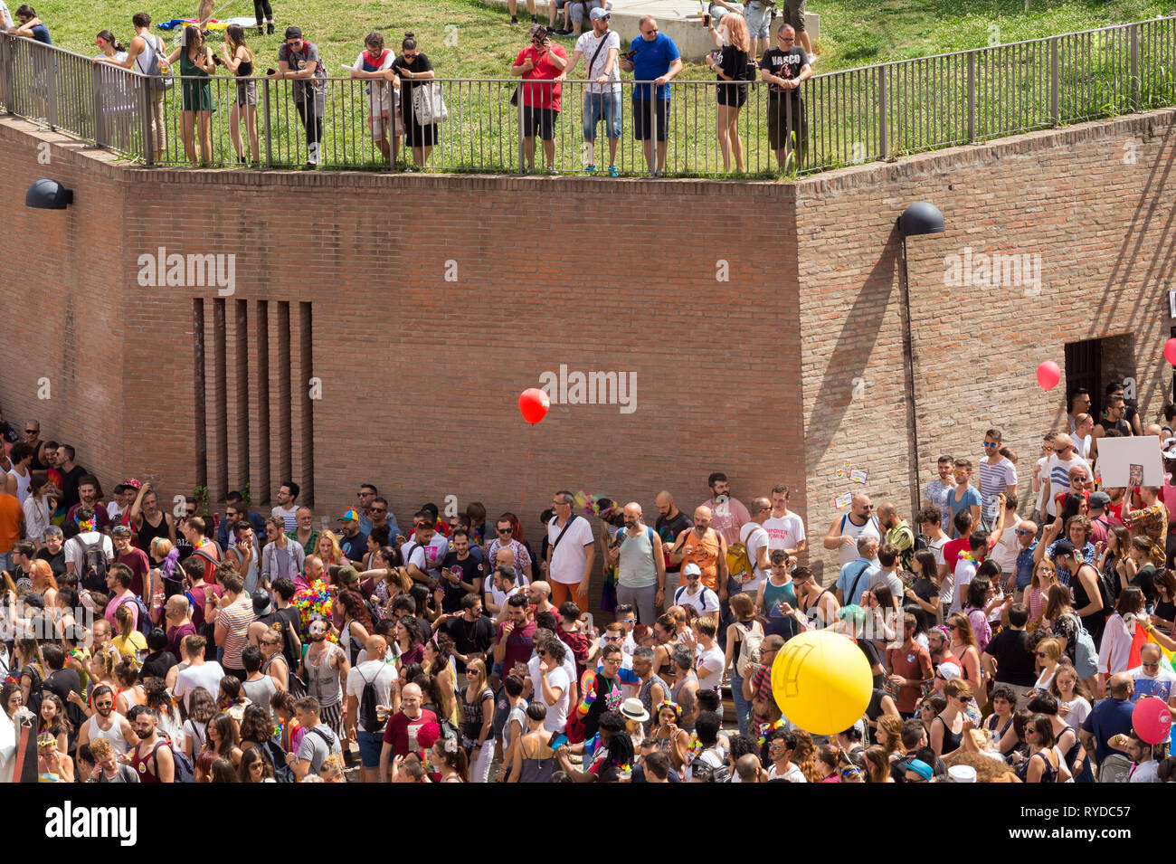 La Gay Pride est de commencer à se déplacer pendant le défilé Banque D'Images