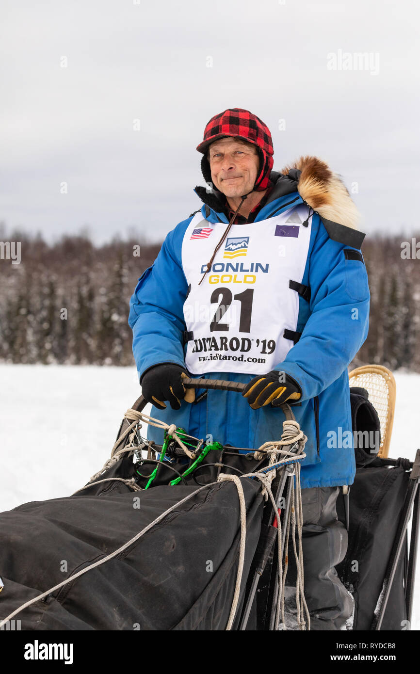 Musher Martin Buser après le redémarrage en saule de la 47e Iditarod Trail Sled Dog Race dans le sud de l'Alaska. Banque D'Images