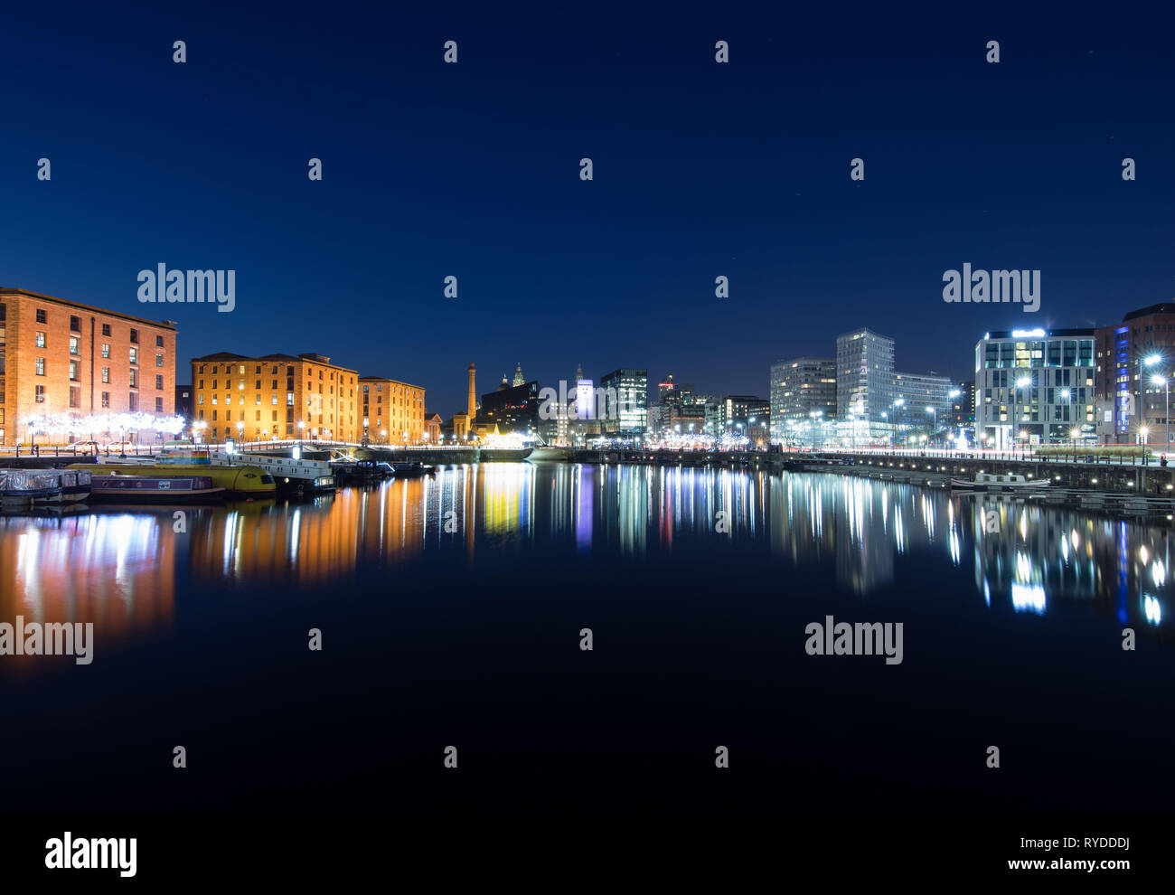 Une photo de la fabuleuse Royal Albert Dock de Liverpool. Même les étoiles sont sortis pour cette longue exposition. Banque D'Images