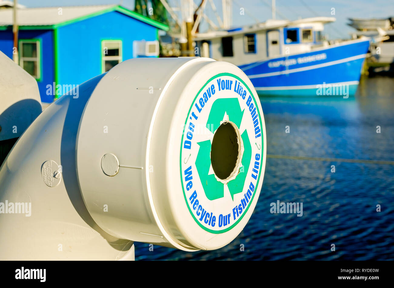 Un monofilament de recyclage est installé sur un quai pour l'élimination des engins de pêche dans la région de Pass Christian (Mississippi). Banque D'Images