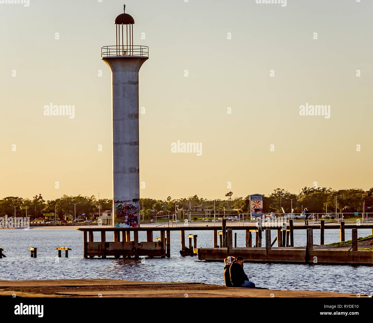 Le soleil se couche sur le Broadwater Beach Marina channel phare, 24 février 2019 à Biloxi, Mississippi. Banque D'Images