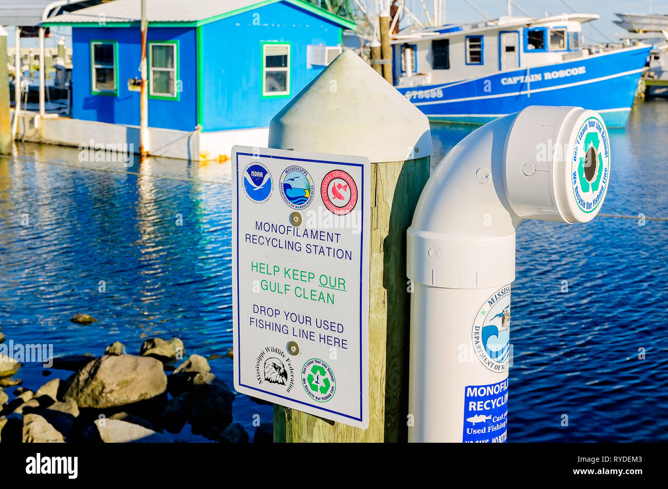 Un monofilament de recyclage est installé sur un quai pour l'élimination des engins de pêche dans la région de Pass Christian (Mississippi). Banque D'Images