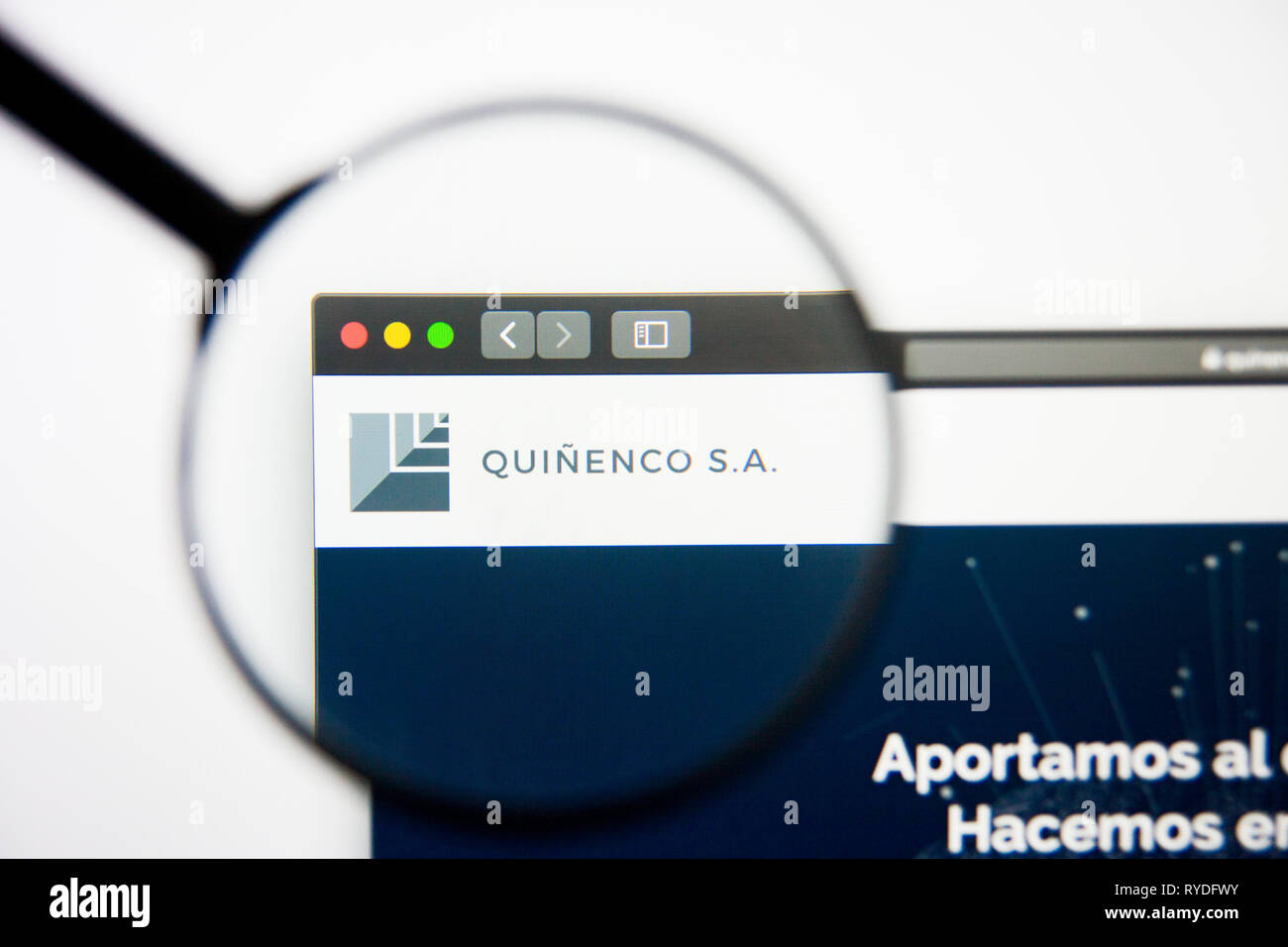 Los Angeles, Californie, USA - 5 mars 2019 : Quinenco accueil du site. Logo Quinenco visible sur l'écran d'affichage, de rédaction d'illustration Banque D'Images