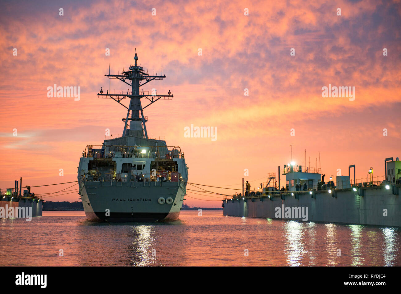 161112-O-N0101-110 Pascagoula, Mississippi (nov. 12, 2016) Les missiles de Pre-Commissioning (PCU) Paul Ignace (DDG 117) est lancé à la première lumière Le 12 novembre 2016 à Huntington Ingalls Industries Ingalls Shipbuilding à Pascagoula, Mississippi (États-Unis Photo par Andrew Young marine avec la permission de Huntington Ingalls Industries/libéré) Banque D'Images