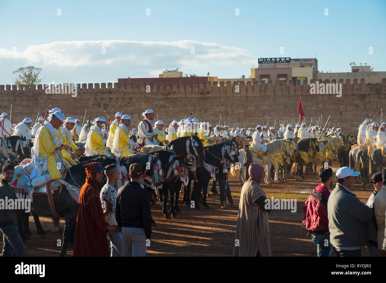Meknes, Maroc - Mars 31, 2018 : Canada cavaliers tribaux en vêtements traditionnels en attente de charge de cavalerie à la compétition Tbourida Fantasia Banque D'Images