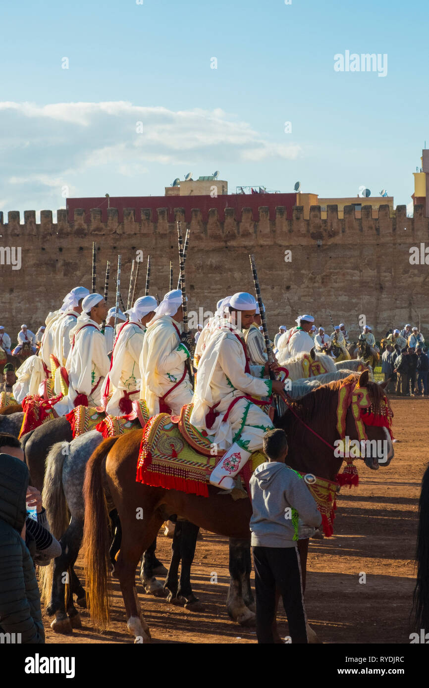 Meknes, Maroc - 31 mars 2018 : groupe tribal en uniforme avec des fusils montés sur des chevaux en attente de Tbourida Fantasia près de médina de Meknès, Maroc mur Banque D'Images