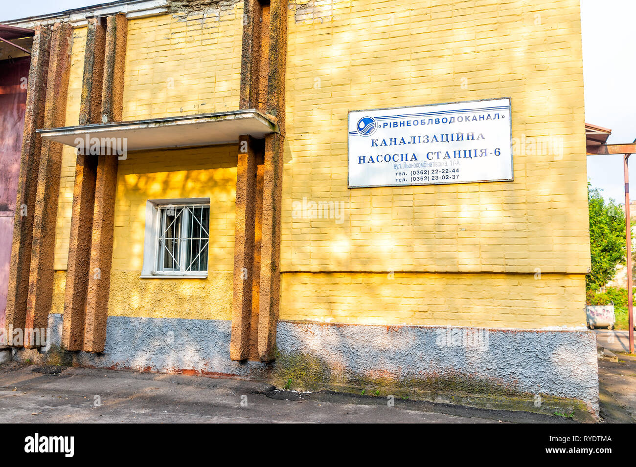 Rivne, Ukraine - le 21 août 2018 : Rovno architecture ancienne ville dans l'ouest de l'Ukraine et de signer en cyrillique ukrainien pour station de pompage des eaux usées locales Banque D'Images