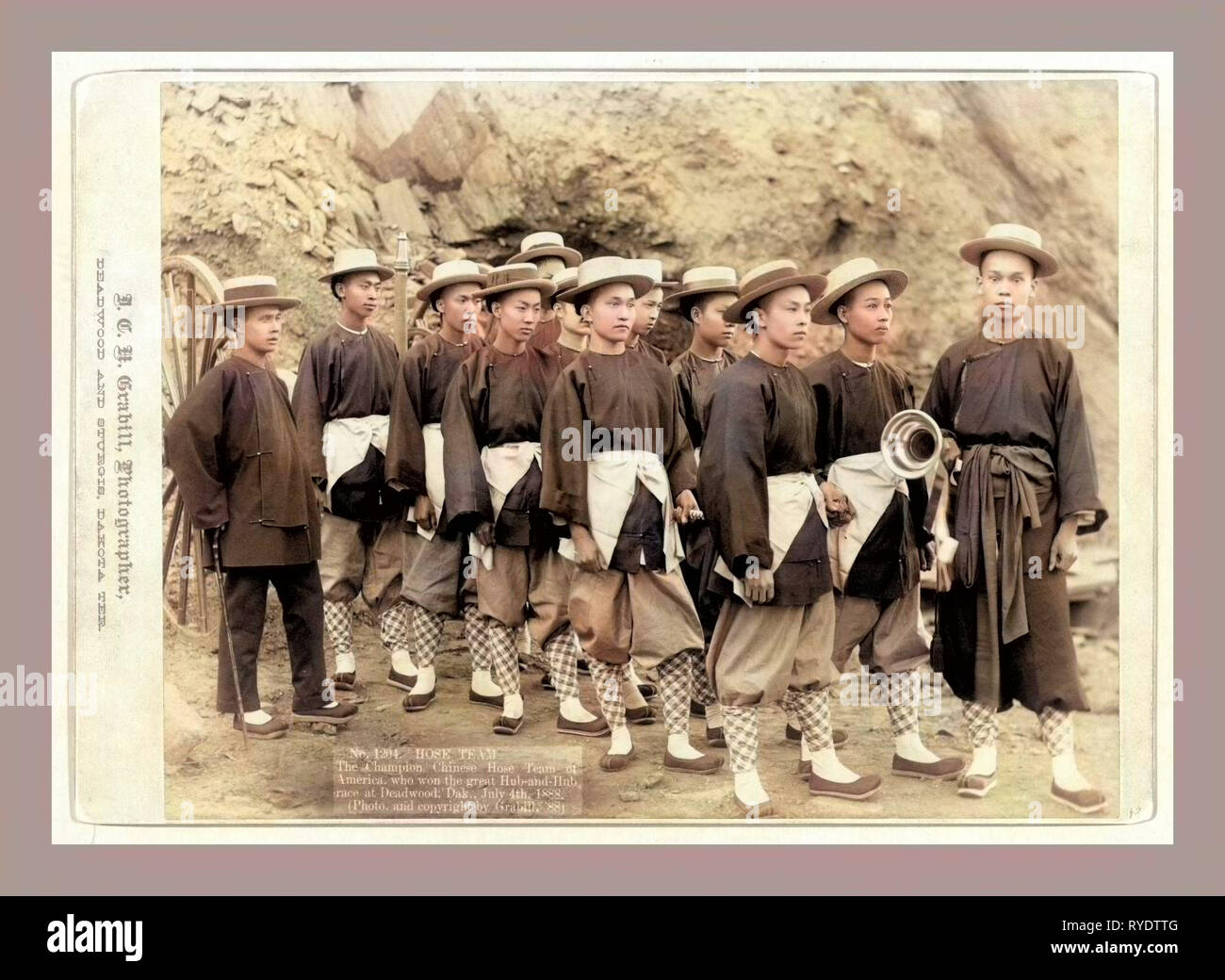 Équipe de tuyau. L'équipe de tuyau chinois champion d'Amérique, qui a remporté le Grand Hub hub-and-Course à Deadwood, Dak., Juillet 4th, 1888 Banque D'Images