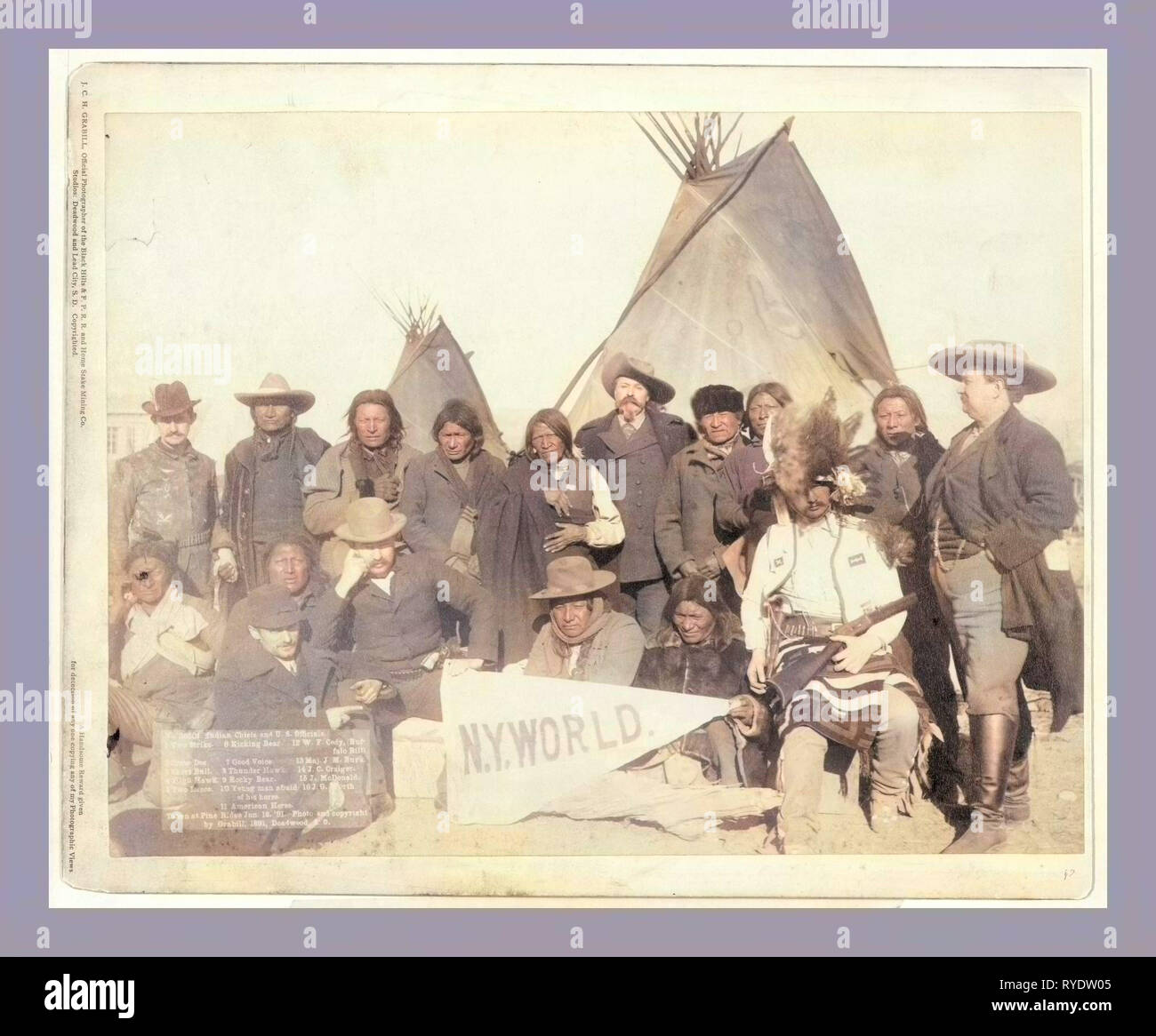 Les chefs indiens et des responsables américains. Deux grève. Crow Dog. Court-circuit et Bull. High Hawk. Deux lances. Des coups de l'ours. Une bonne voix. Thunder Hawk. Rocky Ours. Jeune homme peur de son cheval. Cheval américain. W.F. Cody (Buffalo Bill). Le major J.M. Burk. J.C. Craiger. J. Mcdonald. J.G. D'une valeur. Prises à Pine Ridge Banque D'Images