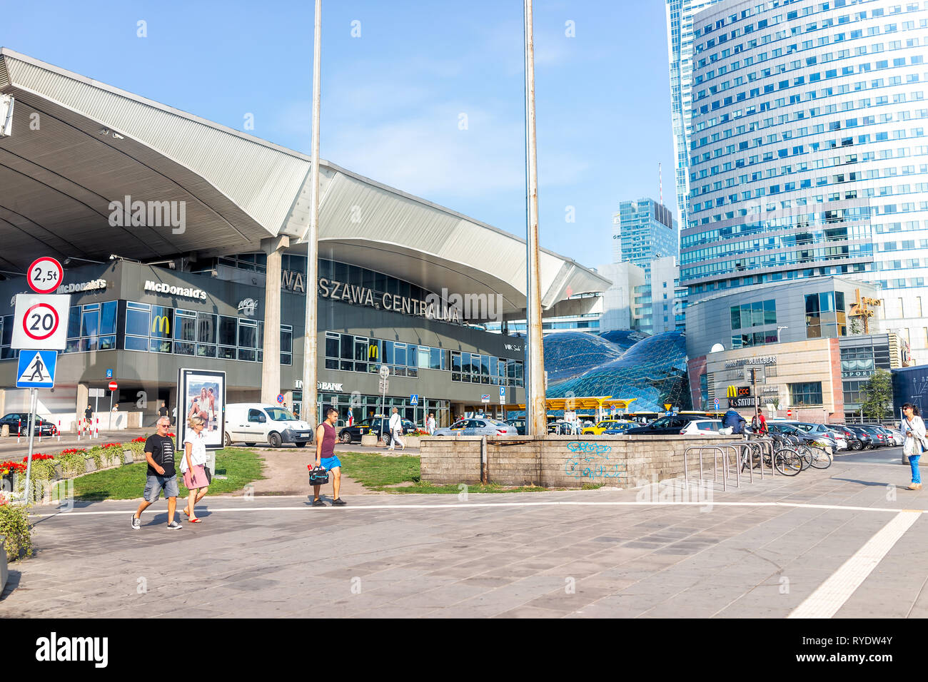 Varsovie, Pologne - 24 août 2018 : l'extérieur du bâtiment de la gare de bus et gratte-ciel moderne en arrière-plan avec signe pour McDonald's Banque D'Images