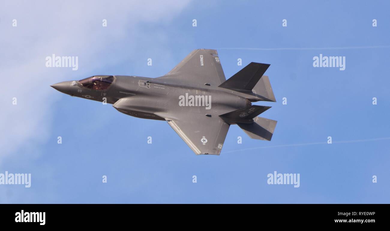 Un Marine Corps F-35B Joint Strike Fighter (Lightning II) volant à MCAS Yuma. Banque D'Images