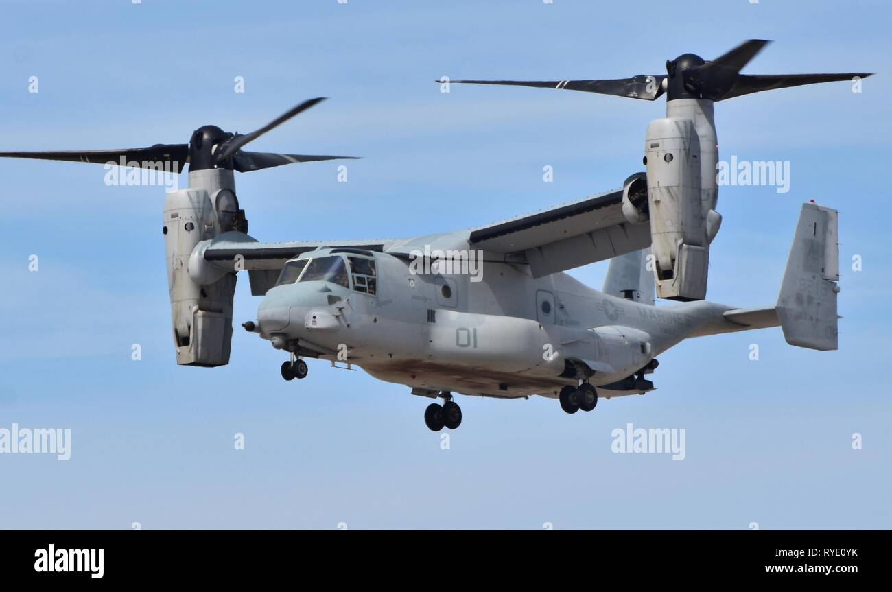 Un Marine Corps MV-22 Osprey tilt-rotor voler grâce au MCAS Yuma. Cette MV-22 appartient à l'escadron VMX-1. Banque D'Images