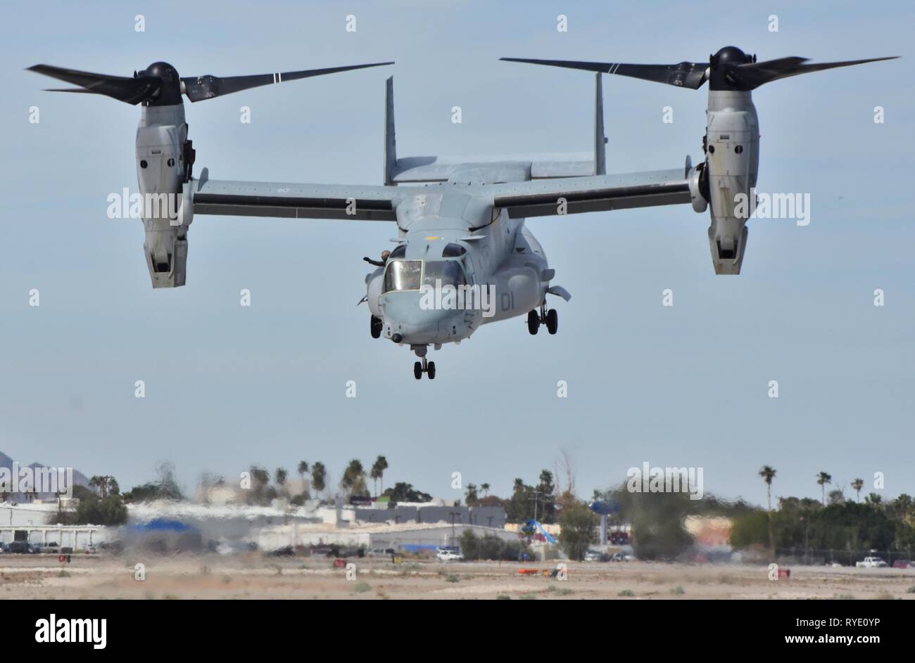 Un Marine Corps MV-22 Osprey tilt-rotor voler grâce au MCAS Yuma. Cette MV-22 appartient à l'escadron VMX-1. Banque D'Images