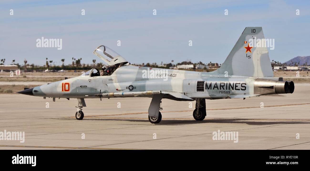 Un Marine Corps F-5 Tiger Fighter jet taxiing sur une piste à MCAS Yuma. Banque D'Images