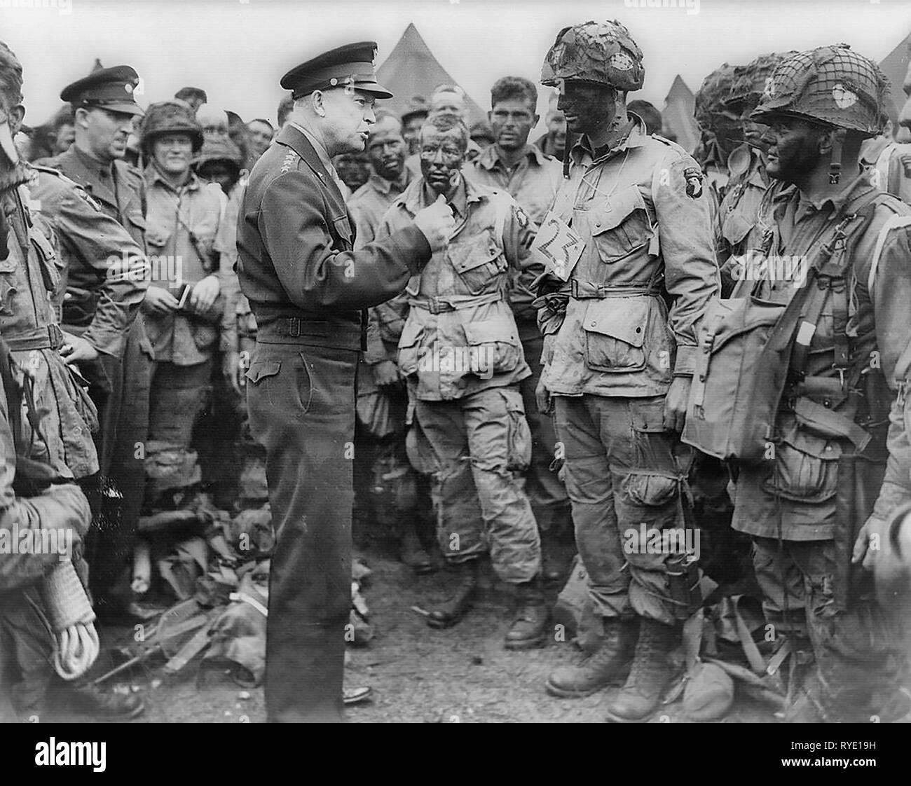 Le général Dwight D. Eisenhower traite de parachutistes américains avant le jour j. Banque D'Images