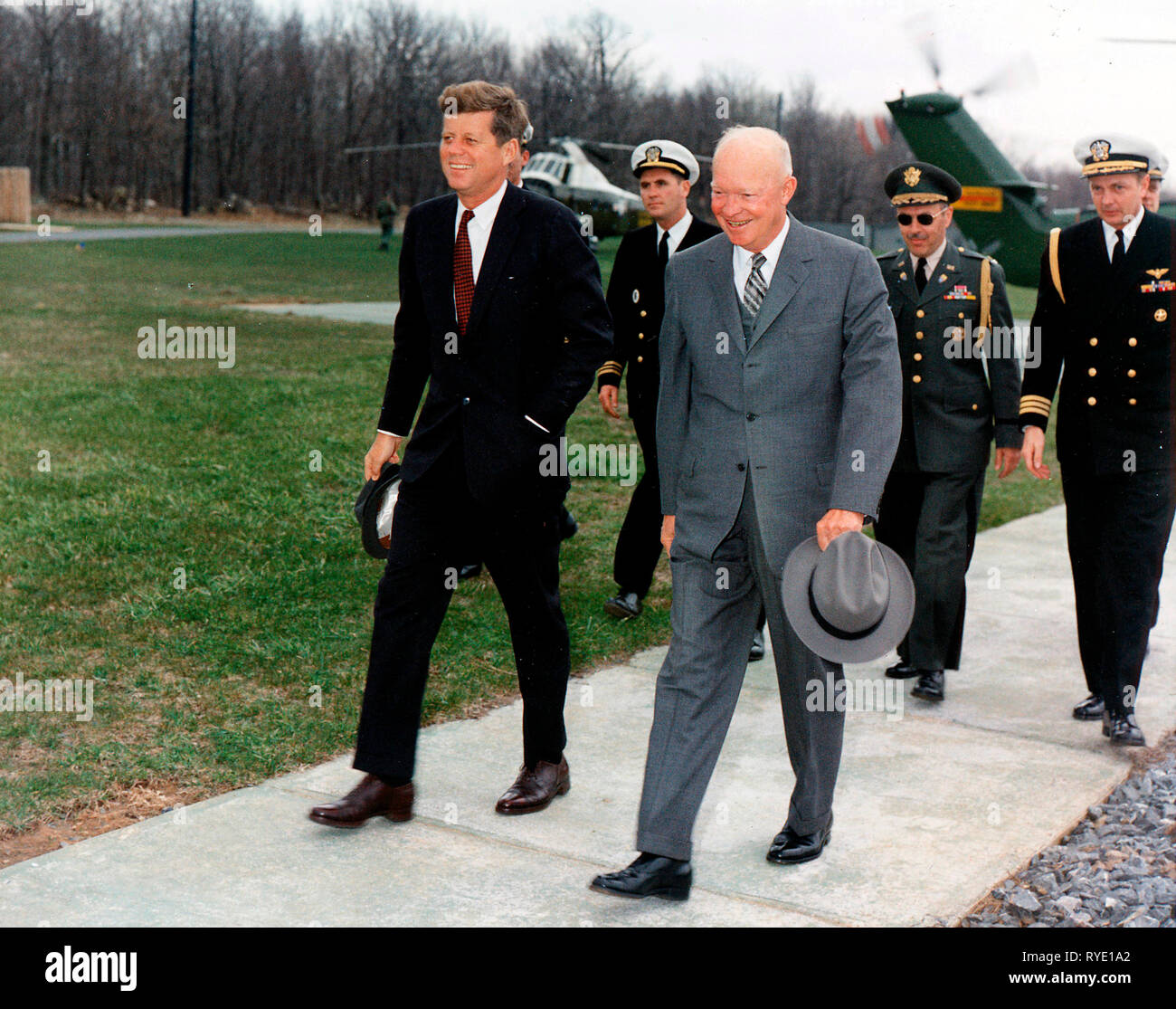 Rencontre avec le président Eisenhower. Le président Kennedy, le président Eisenhower, aides militaires. Camp David, MD - Avril 1961 Banque D'Images