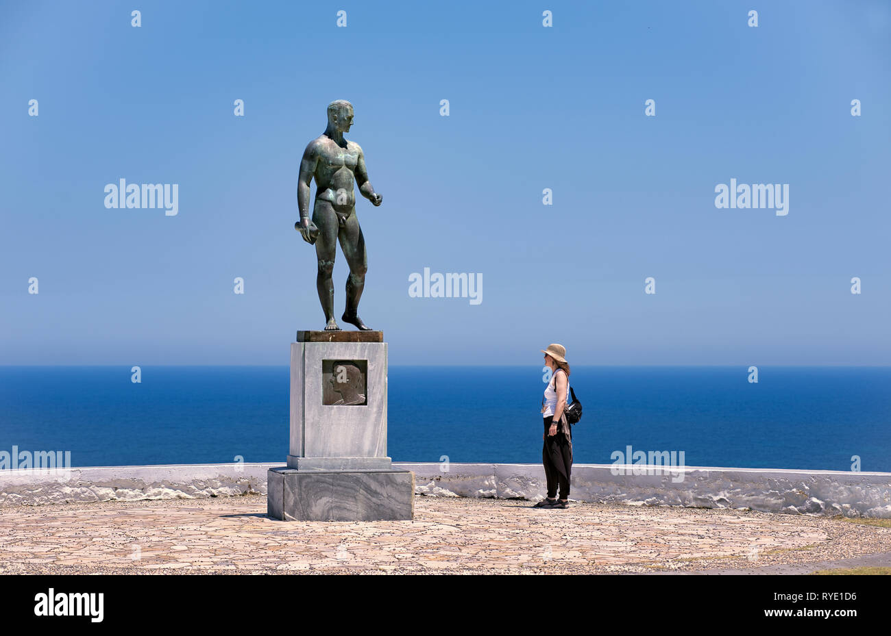 Poète Rupert Brooke Square, se dresse la statue d'un "poète idéal", ici, à Chora, île de Skyros Sporades en Grèce centrale, complexe, Aegean Banque D'Images