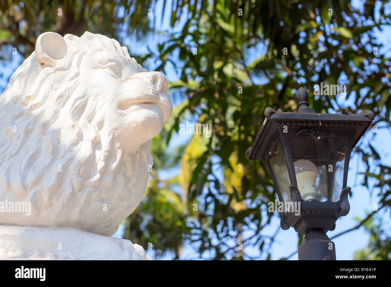 La sculpture du lion dans le parc est gardé par une lanterne Banque D'Images