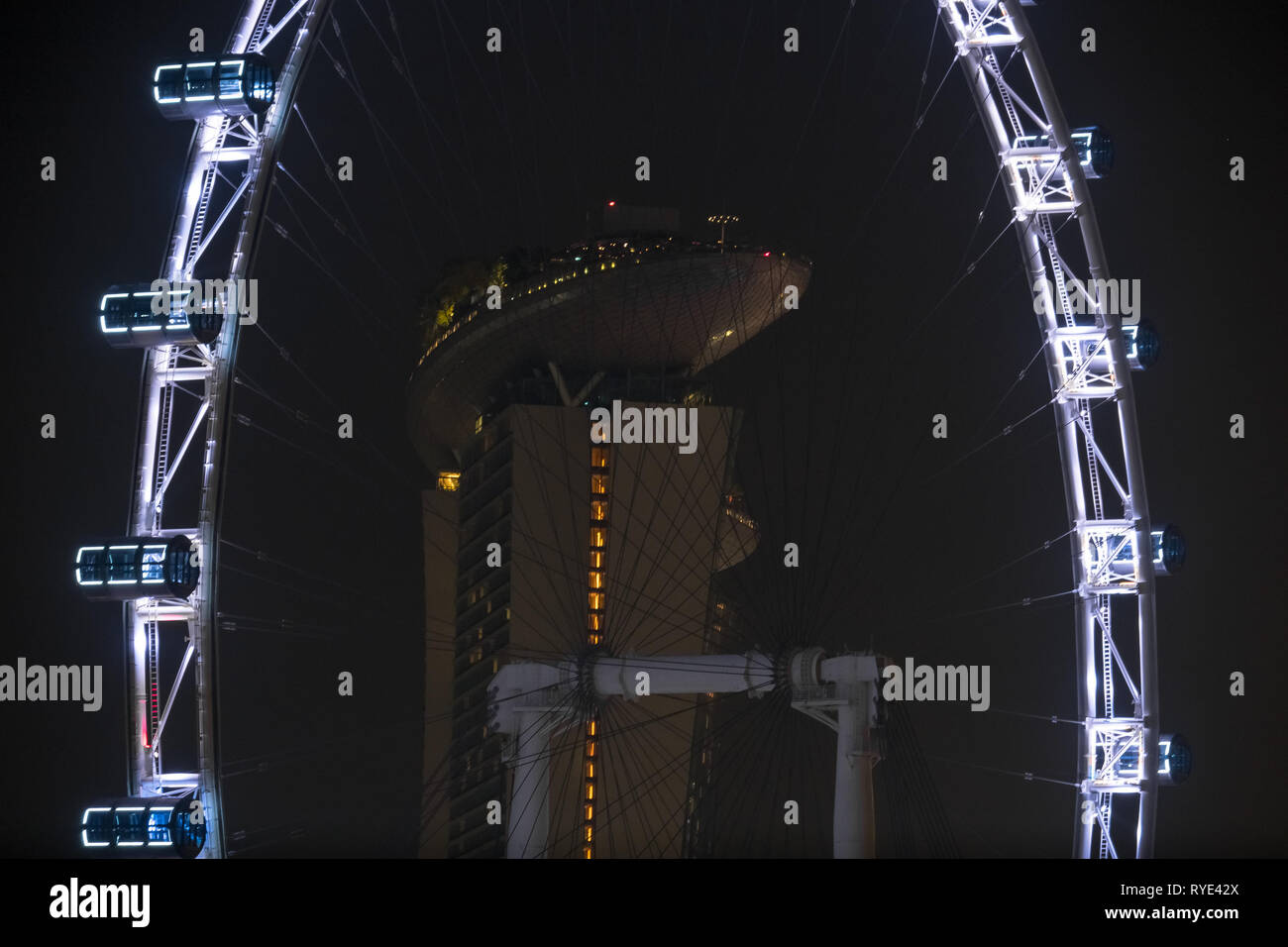 Singapore Flyer et Marina Bay Sands ensemble, libre dans la nuit - Singapour Banque D'Images