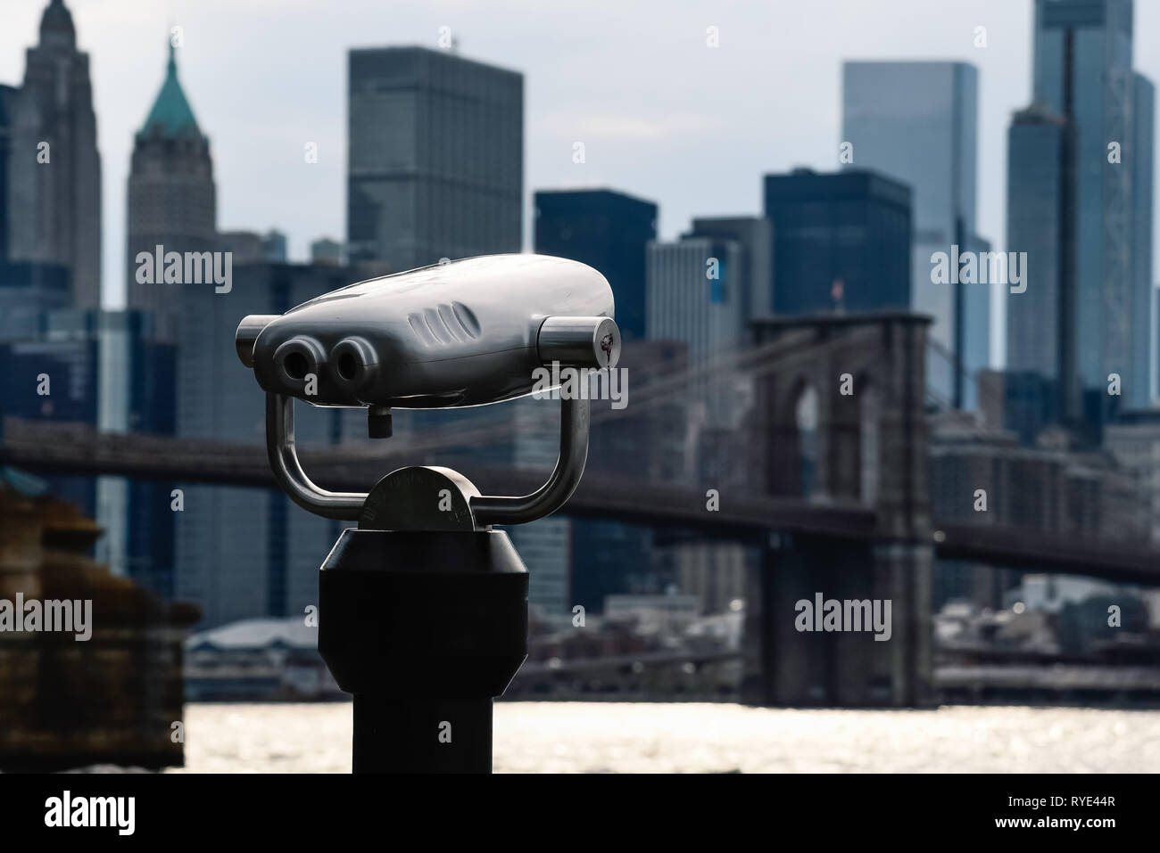 Jumelles de la ville contre le pont de Brooklyn et de Manhattan skyline, NEW YORK, USA Banque D'Images