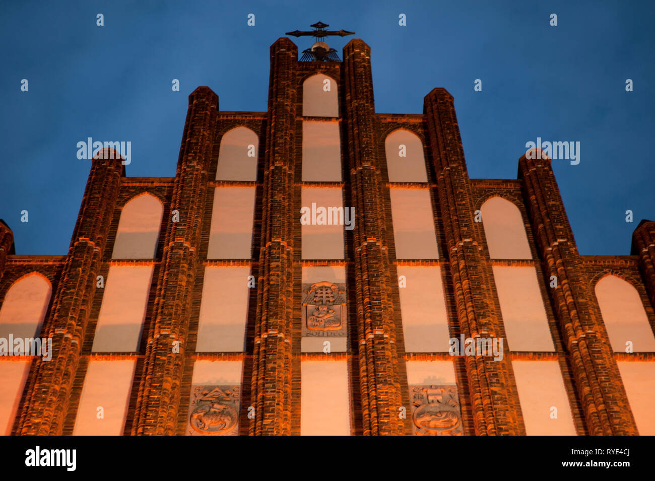 Au crépuscule de l'église dans la vieille ville de Varsovie, Pologne Banque D'Images