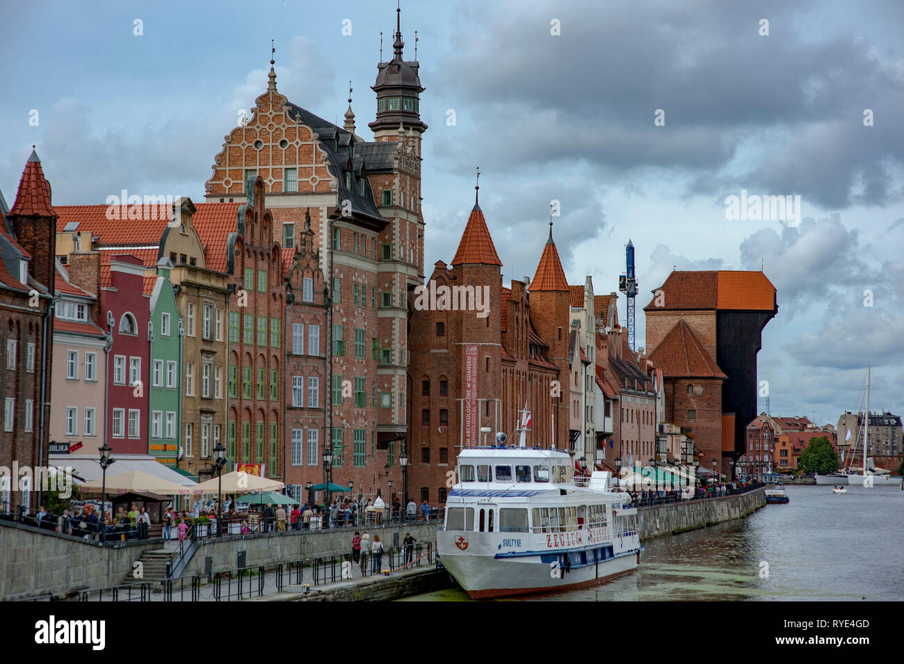 La vieille ville et le centre de la ville polonaise de Gdansk et une vue sur la rivière Motlawa avec bateaux Banque D'Images