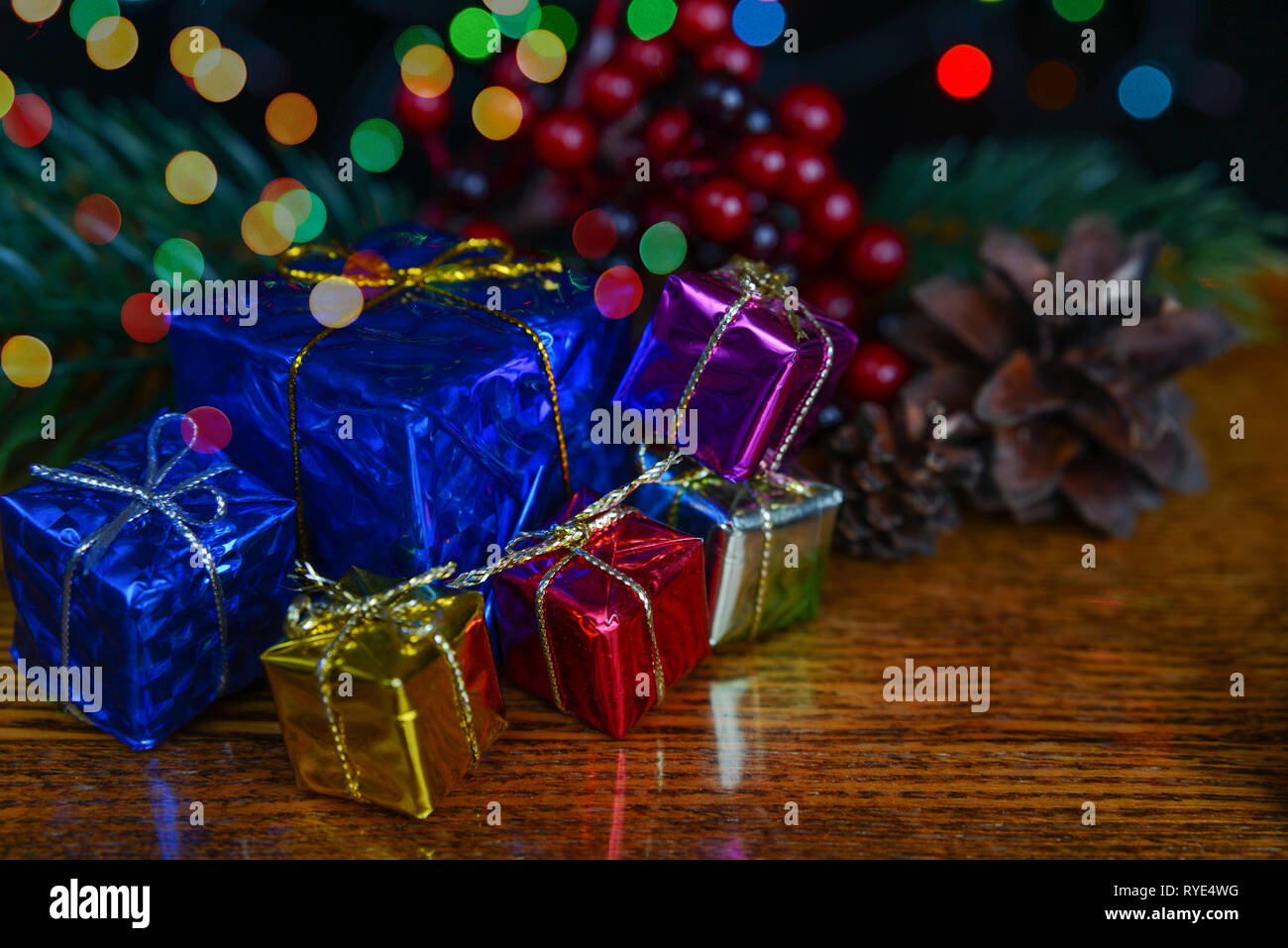 Des boîtes-cadeaux, branches d'épinettes et des baies de houx comme une composition de Noël Banque D'Images