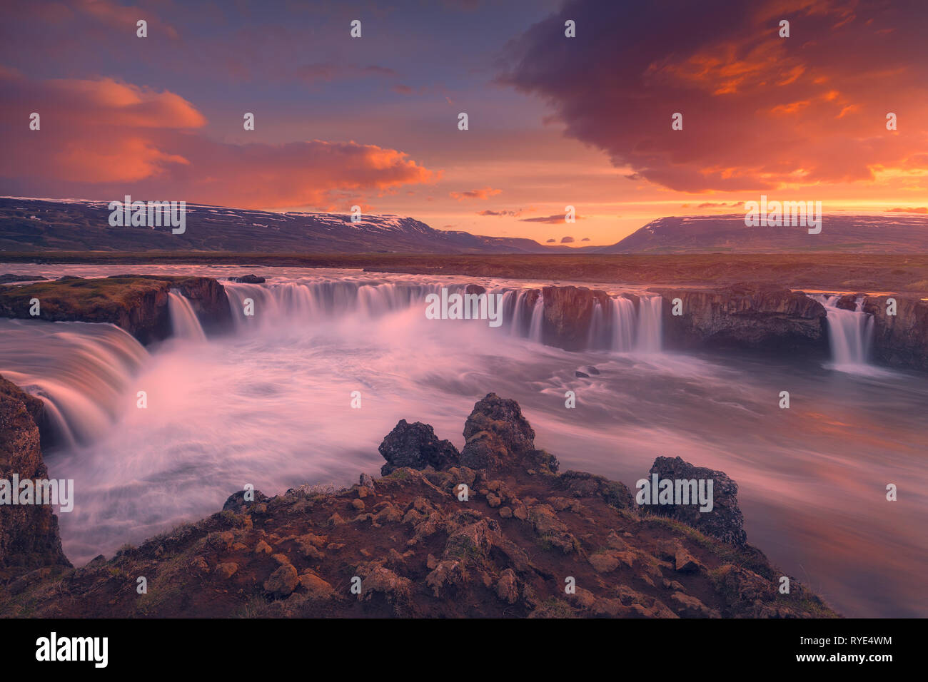 Photo de paysage de l'Islande à cascade immense et magnifique coucher de soleil idyllique. Banque D'Images