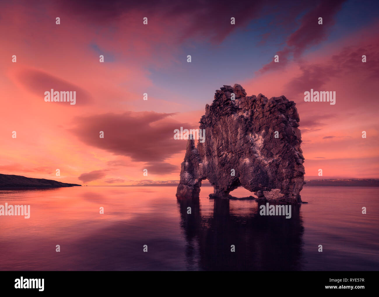 Photo de paysage célèbre rocher au beau coucher de soleil idyllique d'une réflexion au crépuscule Banque D'Images