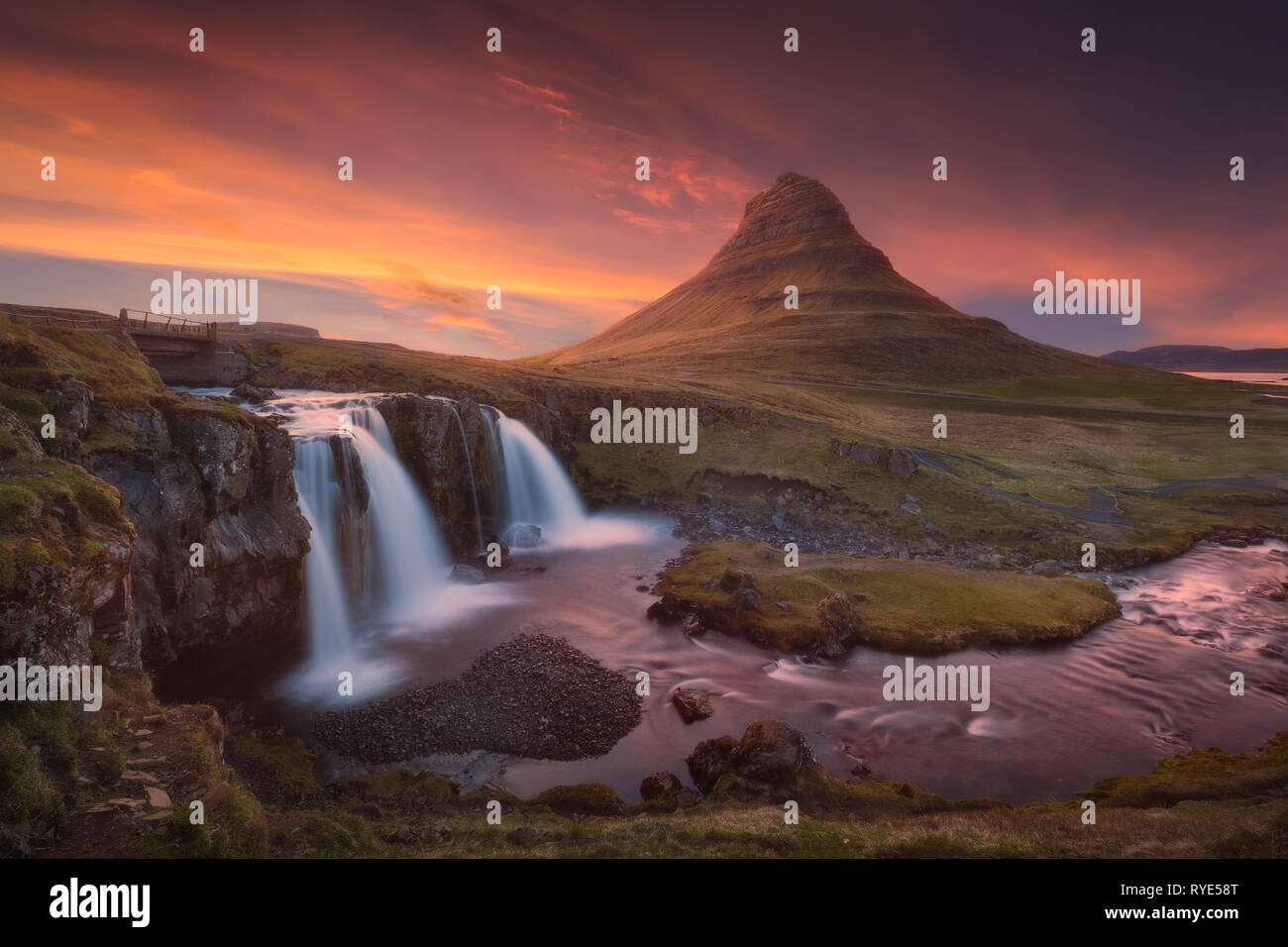 Photo de paysage de l'Islande célèbre cascade et pointu à la montagne belle et idyllique au coucher du soleil. Banque D'Images