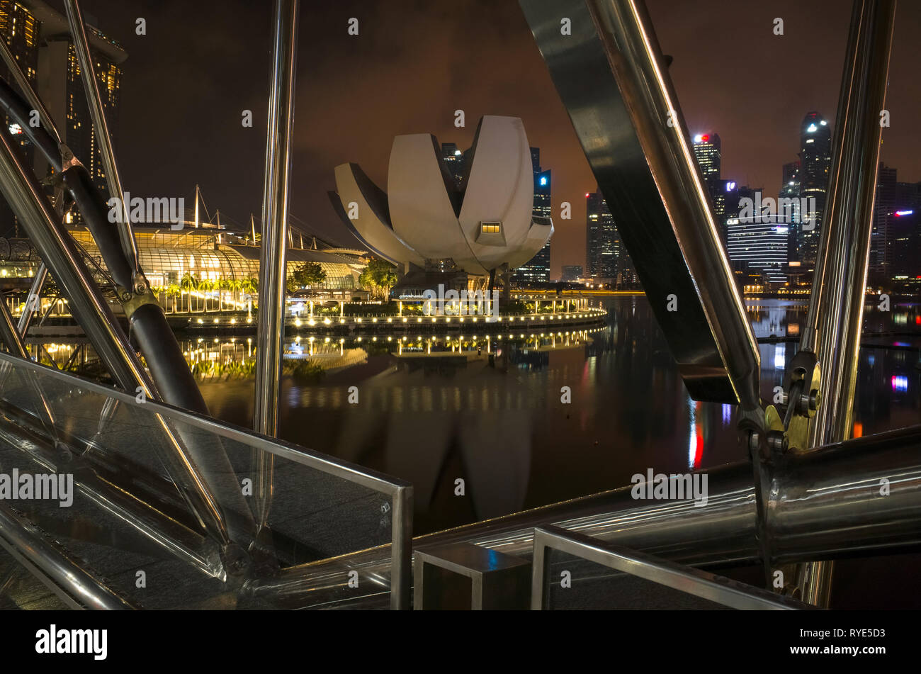 Musée ArtScience, un bâtiment à la fleur de lotus, extrait de Helix Bridge - Singapour Banque D'Images