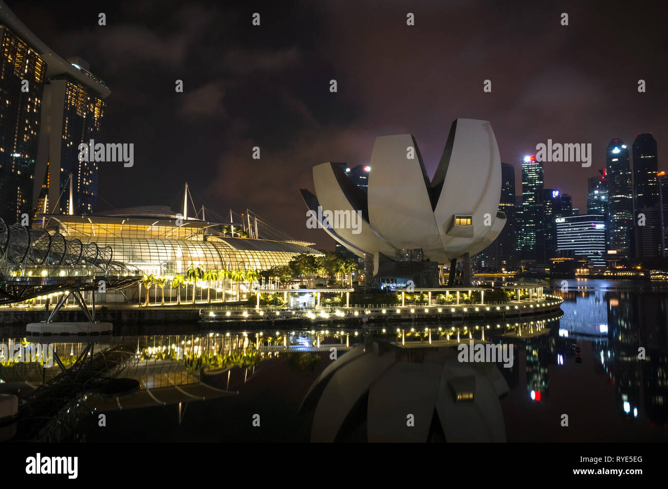 Musée ArtScience, un bâtiment à la fleur de lotus, extrait de Helix Bridge - Singapour Banque D'Images