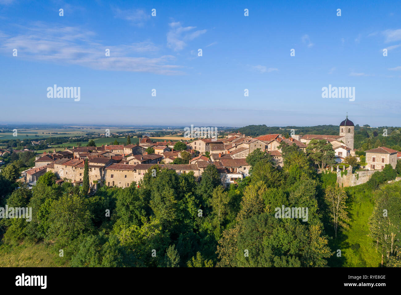 La France, l'Ain, Pérouges, cité médiévale, appelée Les Plus Beaux Villages de France (Les Plus Beaux Villages de France), vue générale (vue aérienne) / Banque D'Images