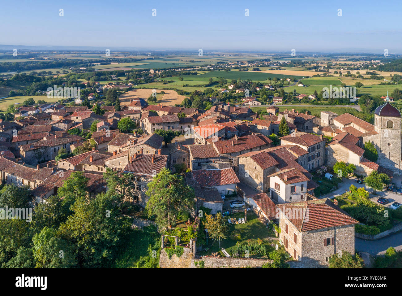 La France, l'Ain, Pérouges, cité médiévale, appelée Les Plus Beaux Villages de France (Les Plus Beaux Villages de France), vue générale (vue aérienne) / Banque D'Images