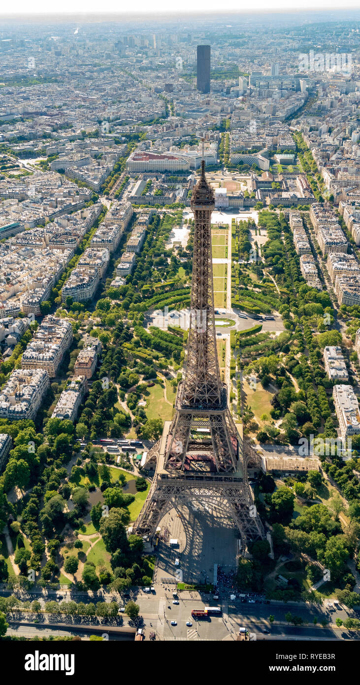 Vue aérienne de la Tour Eiffel dans le parc du Champ de Mars et de la Seine, Paris, France Banque D'Images