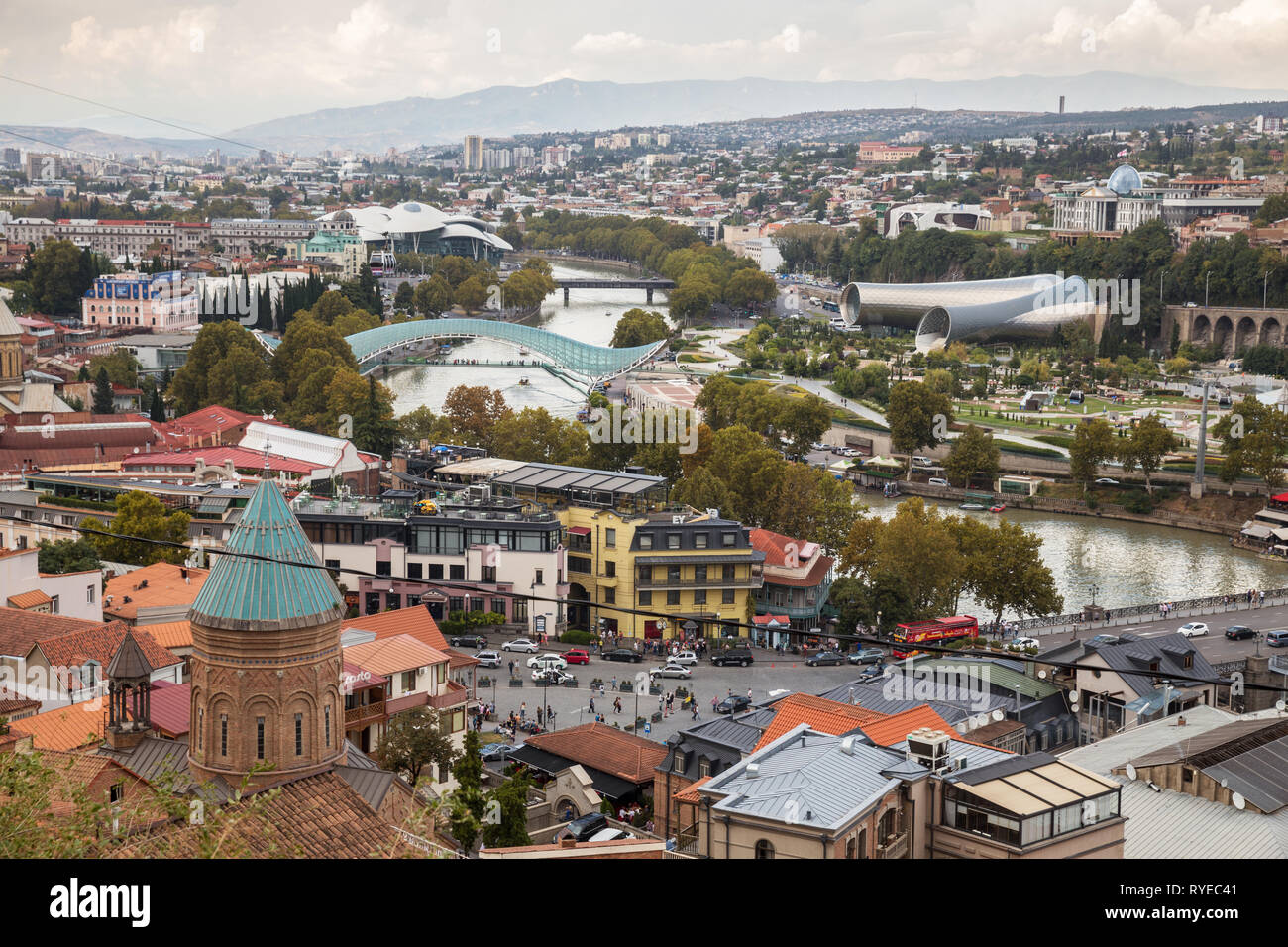 Tbilissi, Géorgie - 23 septembre 2018 : Superbe vue panoramique de Tbilissi. Nouvelle architecture moderne se trouve à côté des vieux quartiers Banque D'Images
