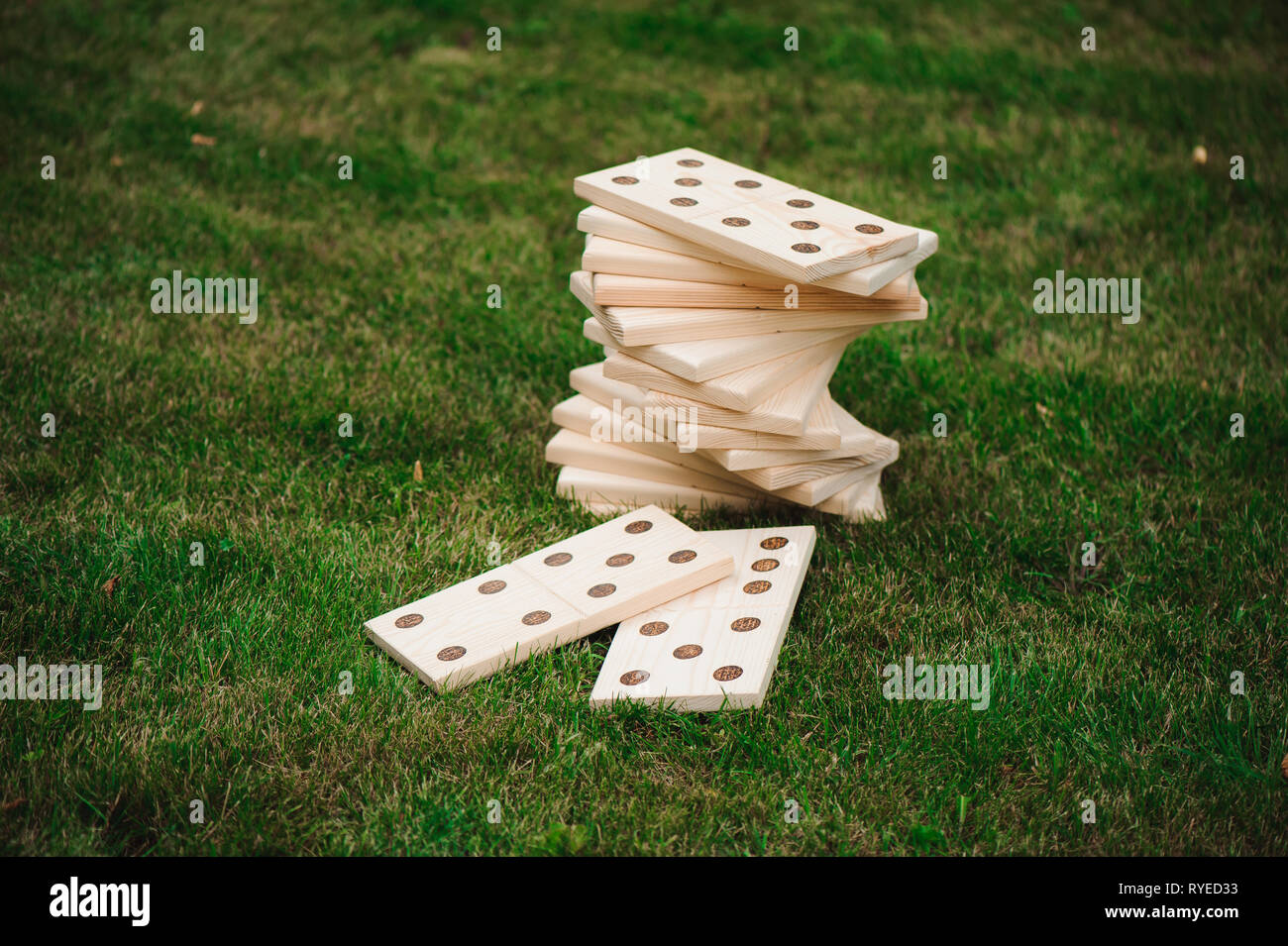 Jeux de Plein Air - dominos, jeu de plein air géant on Green grass Photo  Stock - Alamy