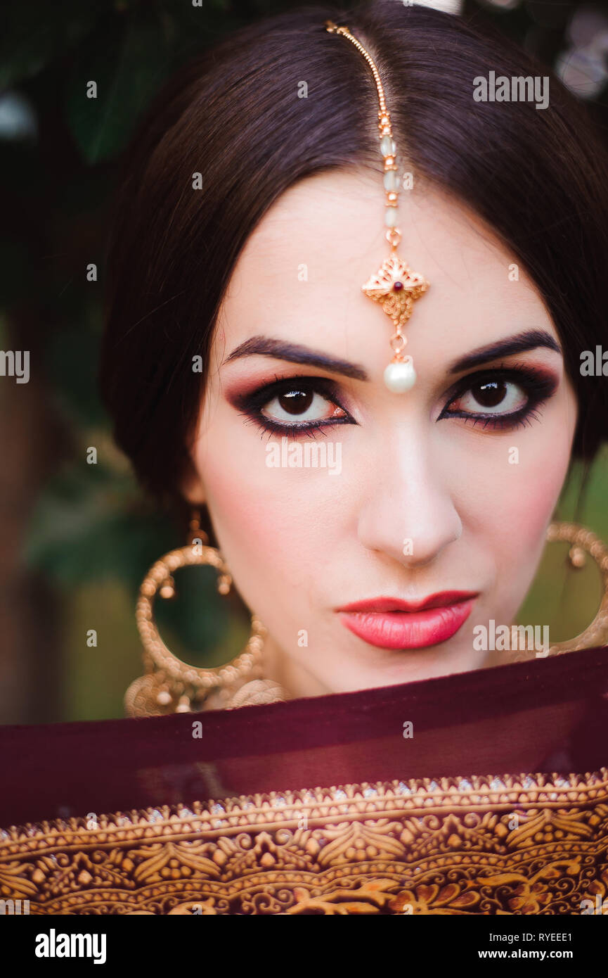 Portrait Of De Modèle Indien Avec Des Make Up Qui Cachant