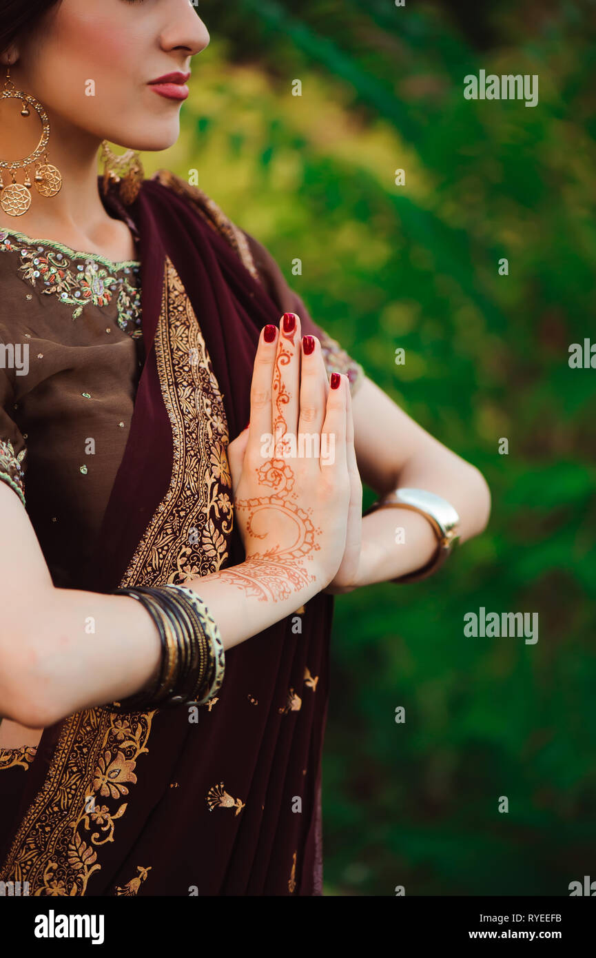 Mariage, henné design femme noir avec mains tatouage mehndi. Mains de fille mariée indienne avec des tatouages au henné noir. La mode. L'Inde Banque D'Images