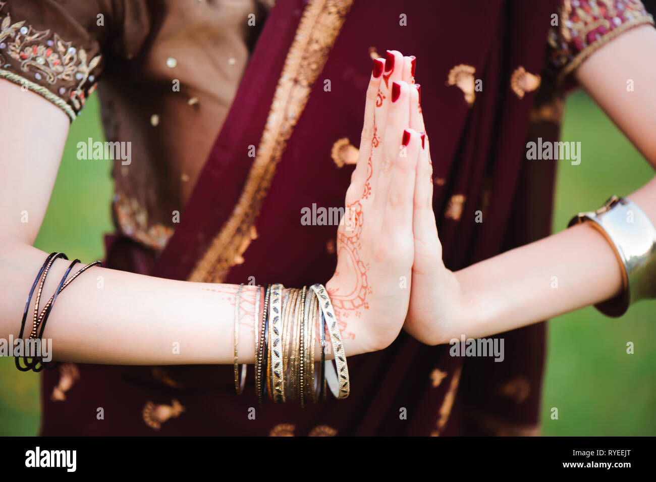 Tatouage Mehndi. La main de femme tatouages au henné noir. L'Inde des traditions nationales. Banque D'Images
