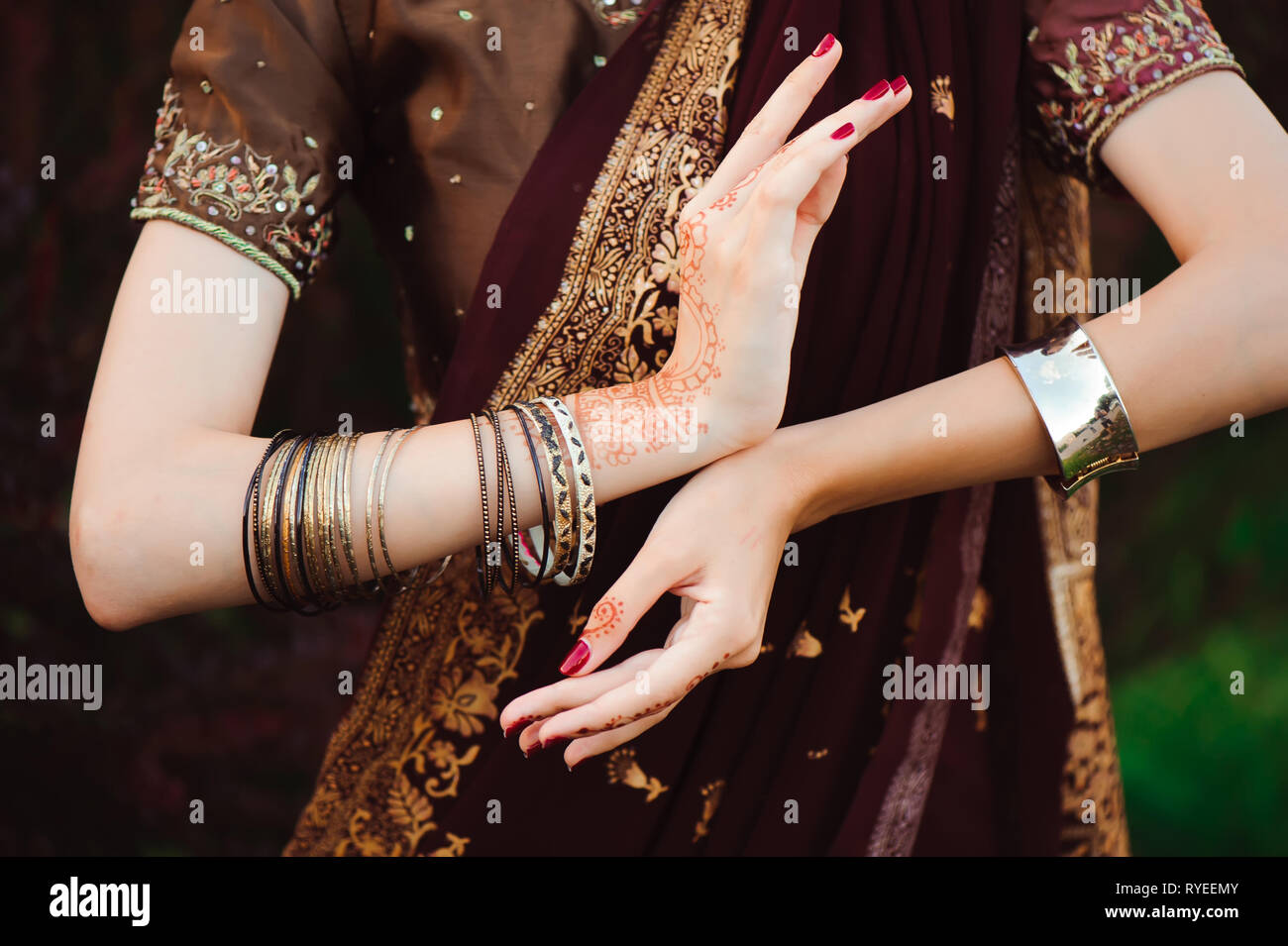 La main de femme tatouage mehndi noir. Mains de fille mariée indienne avec des tatouages au henné noir. La mode. Banque D'Images