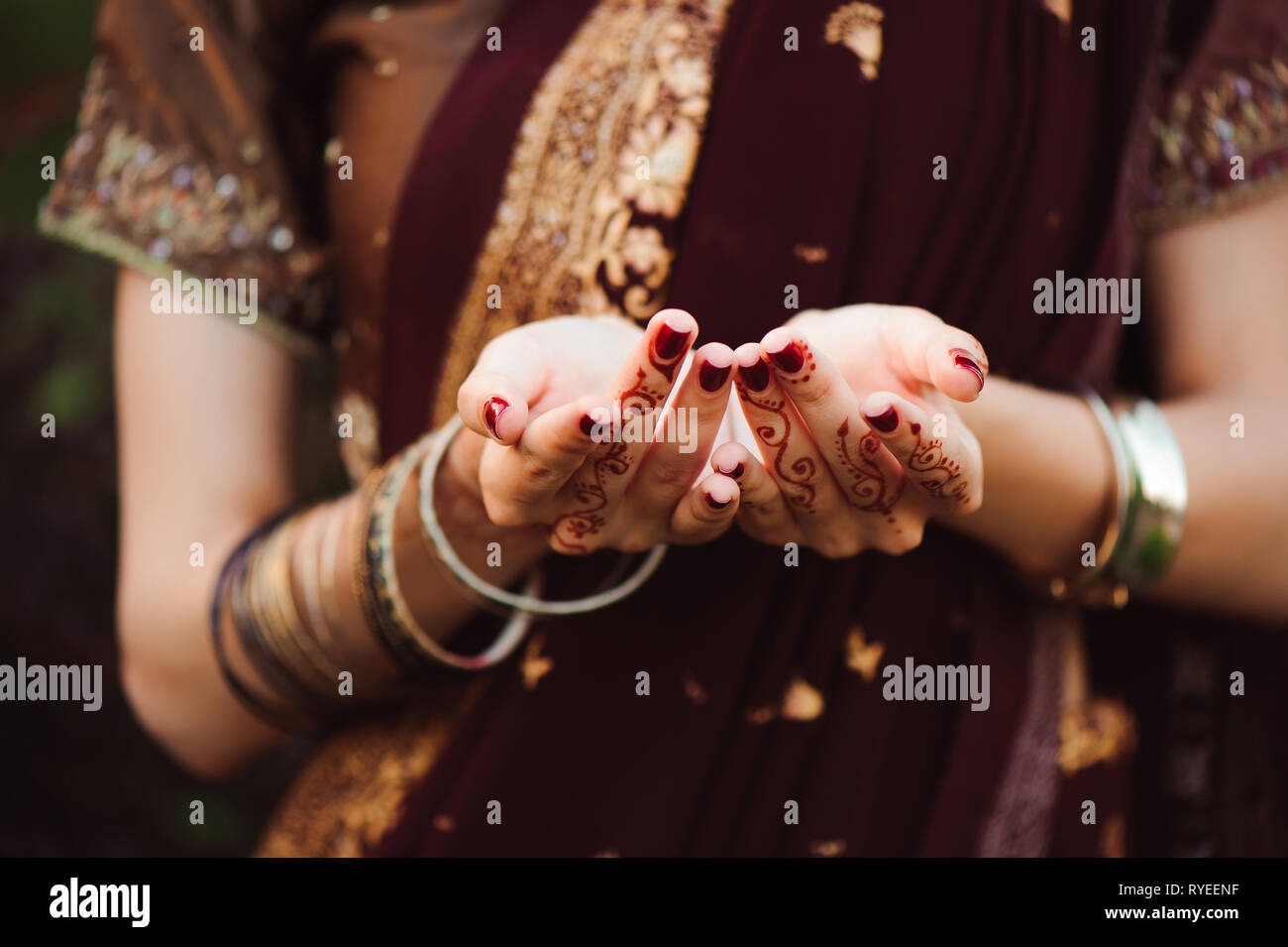 Mariage, henné design femme noir avec mains tatouage mehndi. Mains de fille mariée indienne avec des tatouages au henné noir. La mode. L'Inde Banque D'Images