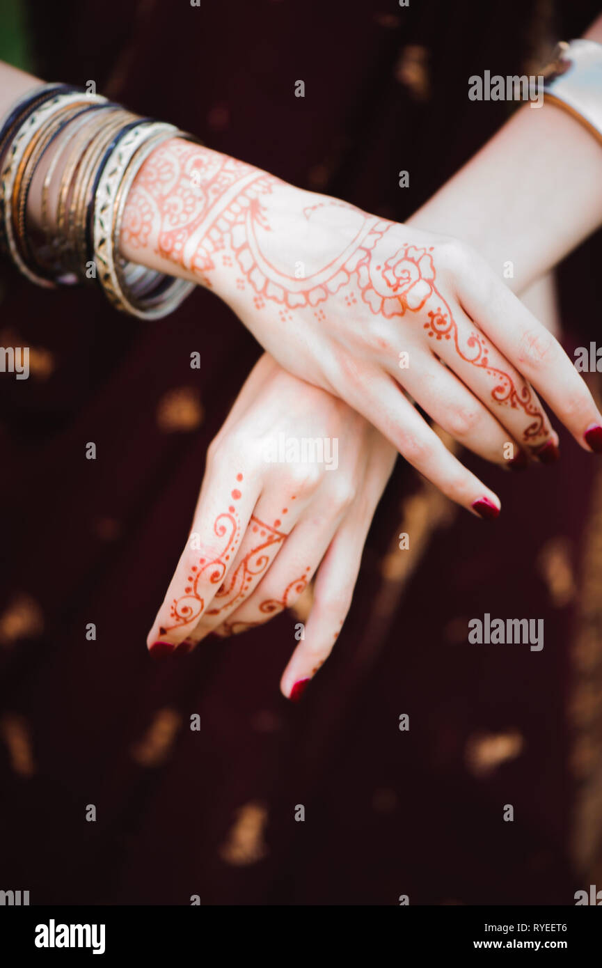 Tatouage Mehndi. La main de femme tatouages au henné noir. L'Inde des traditions nationales. Banque D'Images