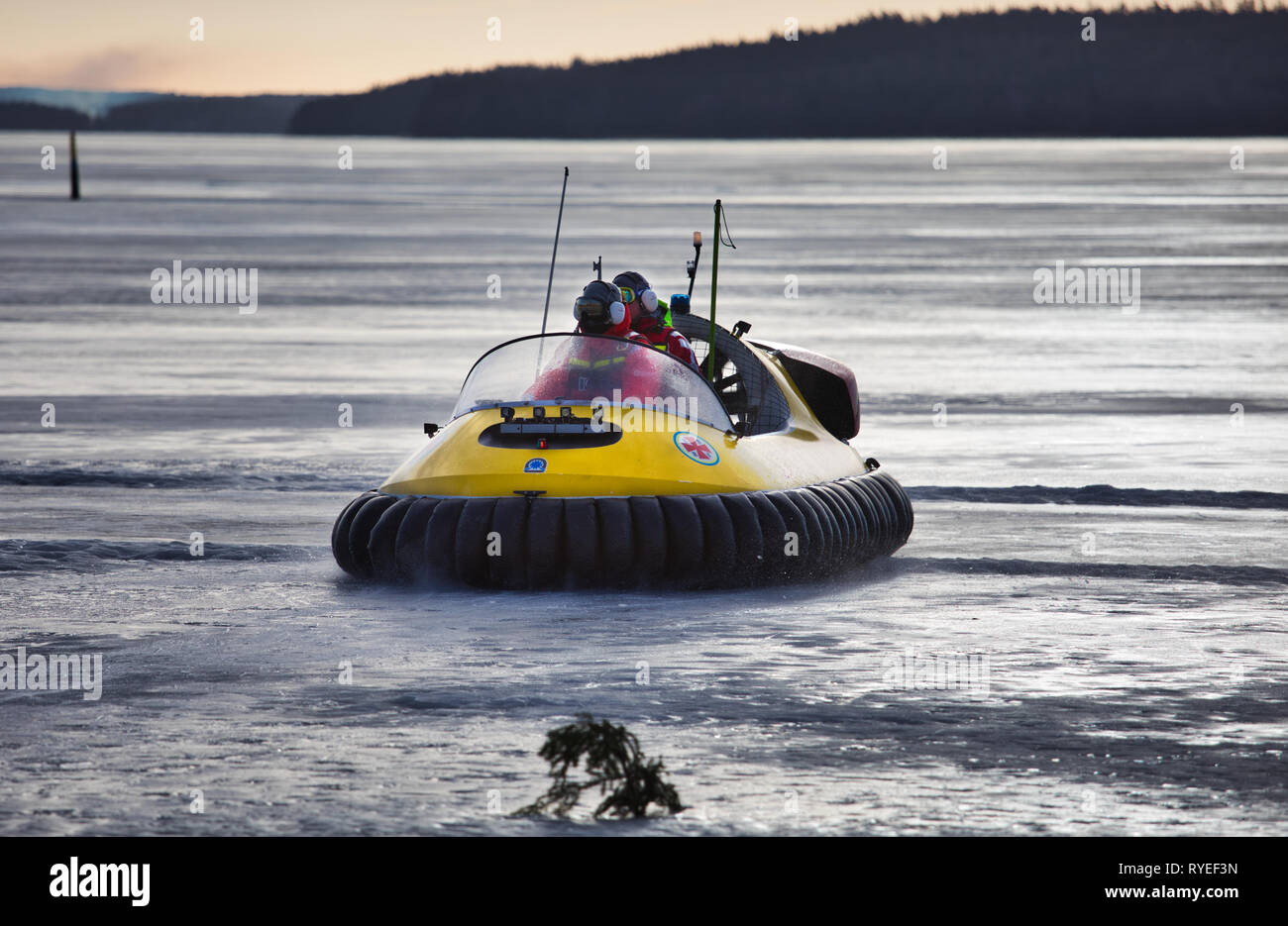 Aéroglisseur de la Swedish Open Sea Rescue Society sur la glace du lac Malaren, Sigtuna, Suède, Scandinavie Banque D'Images