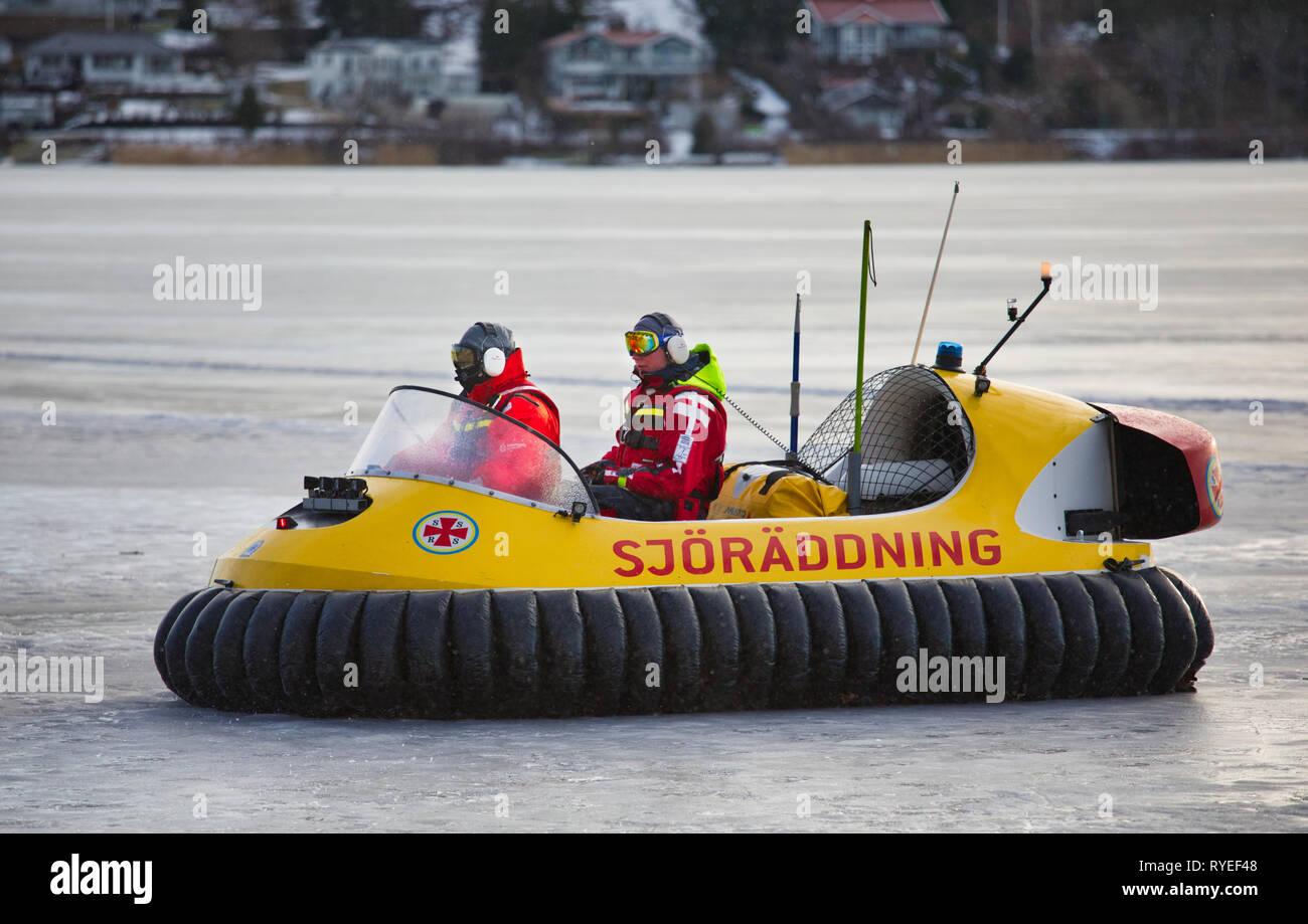 Aéroglisseur de la Swedish Open Sea Rescue Society sur la glace du lac Malaren, Sigtuna, Suède, Scandinavie Banque D'Images
