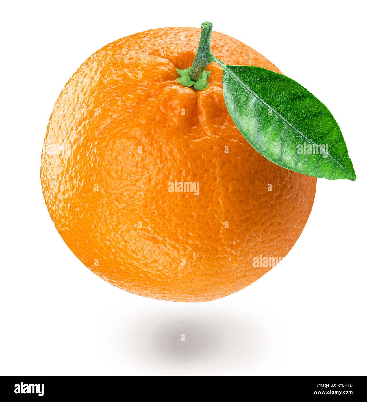 Avec des fruits orange feuille d'orange isolé sur fond blanc. Fichier contient chemin de détourage. Banque D'Images