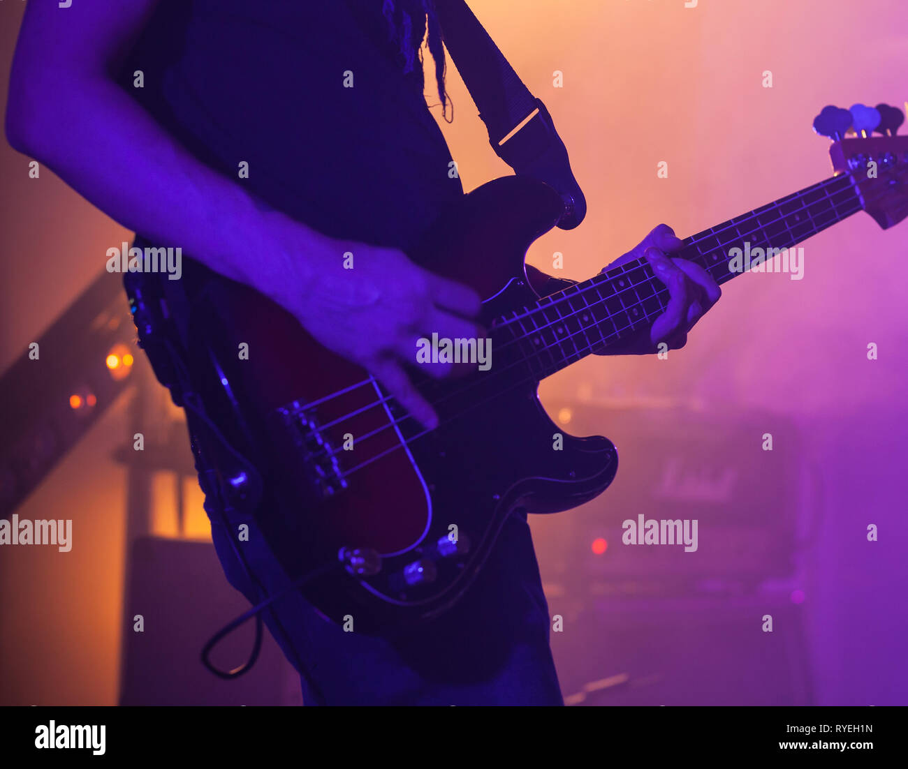 Guitare basse électrique player sur une scène, close-up photo avec soft focus sélectif Banque D'Images