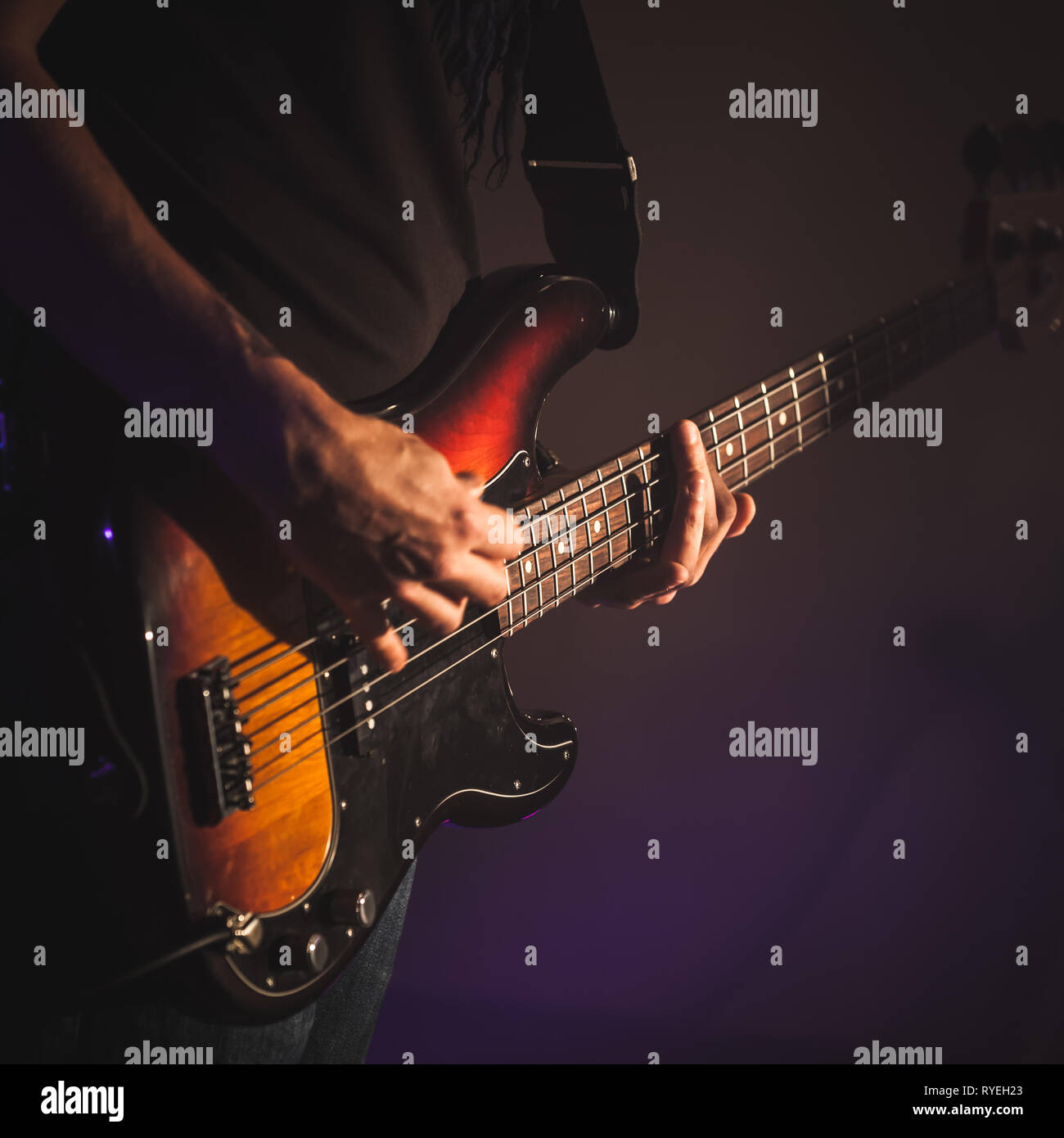 Guitare basse électrique player mains, soft focus sélectif, square live music photo Banque D'Images