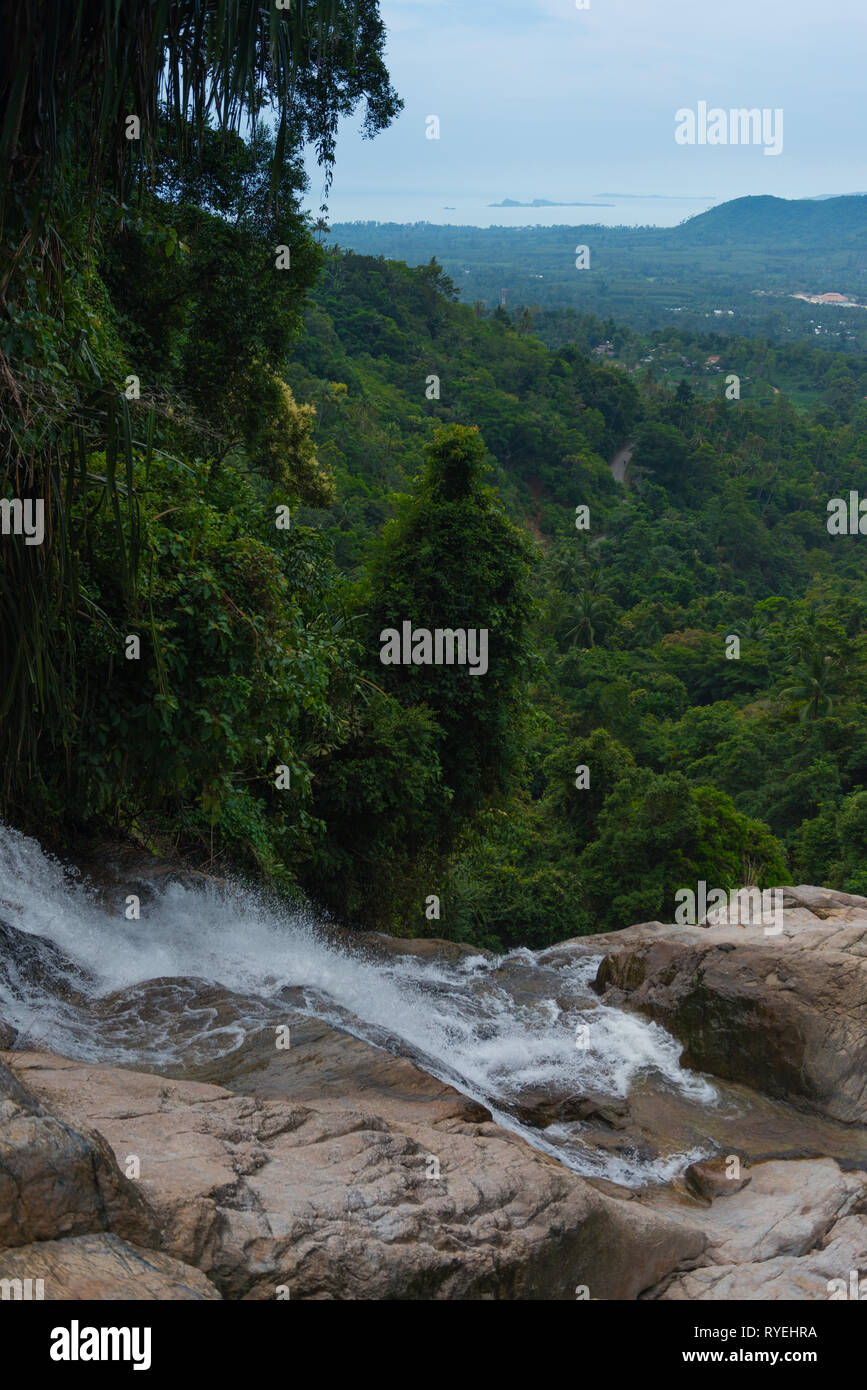 Panorama de Namuang supérieur, de l'eau courant le long des rochers, Samui, Thaïlande Banque D'Images